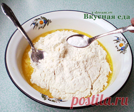 Ароматный заливной пирог с клубникой от Вкусной еды.