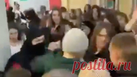 Амурские подростки устроили массовую драку в ТЦ и попали на видео. В Амурской области произошла массовая драка подростков в торговом центре. Об этом сообщает УМВД России по региону. Инцидент произошел 20 января в одном из торговых центров города Благовещенск. Между подростками произошел конфликт, который ...