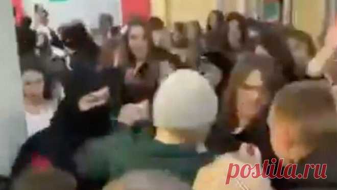 Амурские подростки устроили массовую драку в ТЦ и попали на видео. В Амурской области произошла массовая драка подростков в торговом центре. Об этом сообщает УМВД России по региону. Инцидент произошел 20 января в одном из торговых центров города Благовещенск. Между подростками произошел конфликт, который ...