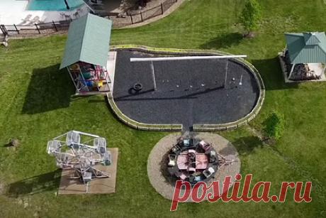 В США нашли дом с собственными колесом обозрения. Огромный особняк с собственными водопадом, манежем для верховой езды и колесом обозрения выставили на продажу в городе Сент-Луис штата Миссури (США). Риелторы назвали дом одним из самых интересных в стране. На участке земли в 80 тысяч квадратных метров есть локации для развлечений на любой вкус.