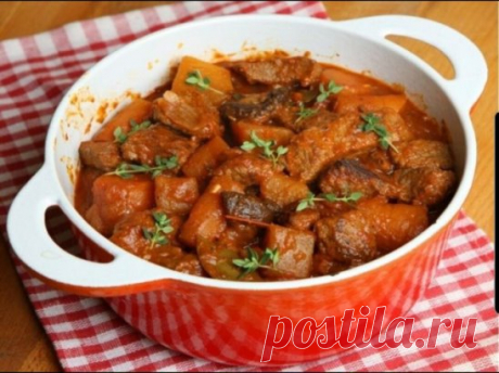 ​​Рекомендуем приготовитьНам принесли мясо, вкуснее которого я не ела в жизни. Оно было и жаренным и тушеным одновременно, ароматным но не забитым избытком специй. Оно таяло во рту, казалось чуть сладковатым, но с благородной кислинкой.. И мягкости необычайной…
Берете любое любимое в вашей семье мясо
В казанке разогреваете, раскаляете растительное масло. В него, небольшими порциями, буквально по пять кусочков, вбрасываете ваше мясо (размеры кусков как на гуляш). Шумовкой достаёте обжаренн
