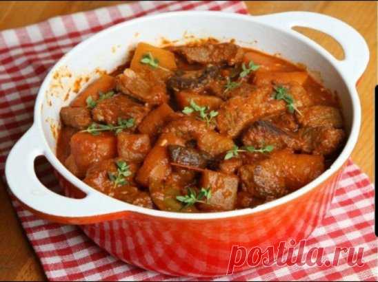 ​​Рекомендуем приготовитьНам принесли мясо, вкуснее которого я не ела в жизни. Оно было и жаренным и тушеным одновременно, ароматным но не забитым избытком специй. Оно таяло во рту, казалось чуть сладковатым, но с благородной кислинкой.. И мягкости необычайной…
Берете любое любимое в вашей семье мясо
В казанке разогреваете, раскаляете растительное масло. В него, небольшими порциями, буквально по пять кусочков, вбрасываете ваше мясо (размеры кусков как на гуляш). Шумовкой достаёте обжаренн