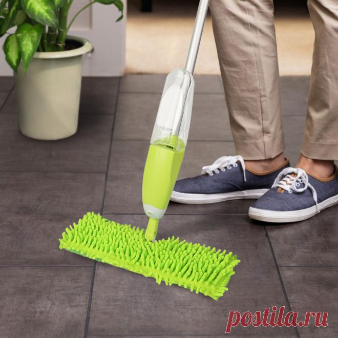 Фу, тяжелые ведра и выжимание грязной тряпки руками ><
Хорошо, что можно просто помыть полы "Умной шваброй" 3 в 1! Встроенный распылитель включается от нажатия на ручку, не надо наклоняться и ликвидировать избытки воды. Потому что все будет в меру~ А насухо вытереть можно другой стороной классной насадки из микрофибры~
