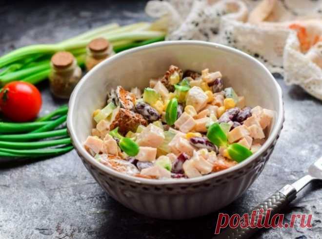 ​Супербыстрый салат с красной фасолью, кукурузой и сухариками