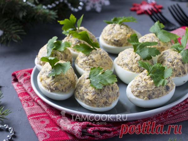 Яйца, фаршированные грибами и сыром — рецепт с фото Сварить яйца, разделить на белки и желтки. Для начинки обжарить лук с шампиньонами, добавить желтки и сыр. Наполнить белки начинкой.