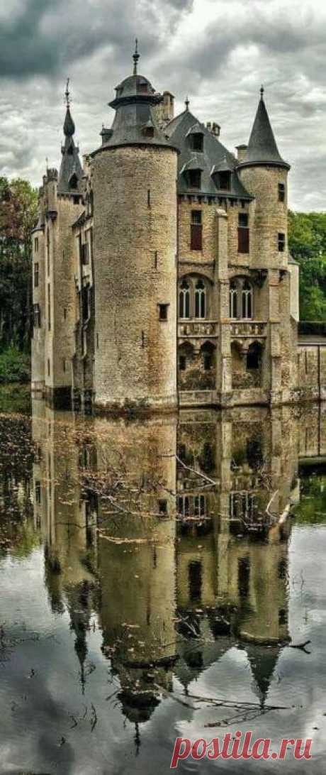 I love gemista, ancientorigins: Vorselaar Castle..Built in 1270...