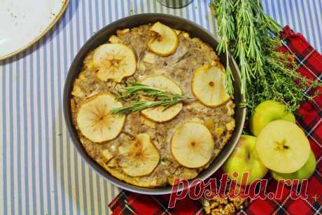 Осенний пирог со свининой, яблоками и травами.