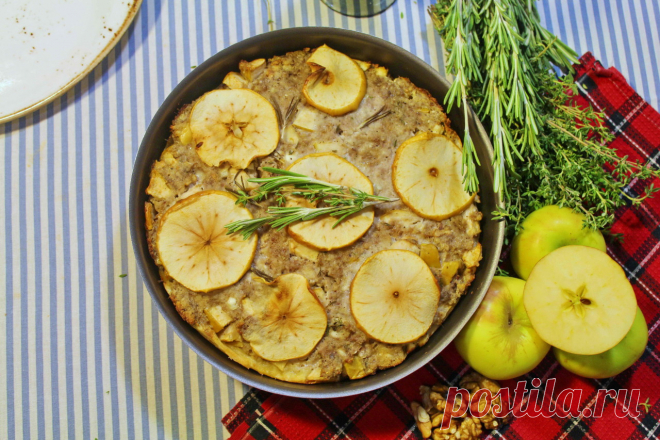 Осенний пирог со свининой, яблоками и травами.