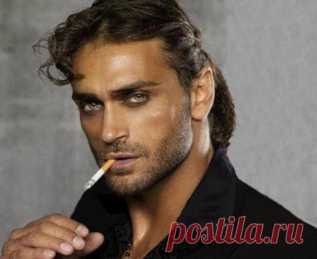 Эти правила Билл Гейтс озвучил в одно из школ США. Смысл этих правил в том, что реальная жизнь довольна сурова и порой жестока. Никто и ни что не будет дано просто так. 

Итак, 11 правил Билла Гейтса: 

Правило 1 
Жизнь несправедлива - привыкните к этому! 

Правило 2 
Миру наплевать на вашу самооценку. Жизнь будет требовать от Вас закончить дело ДО того, как Вы почувствуете себя уверенно 

Правило 3 
Вы не будет получать 60 000$ в год сразу после школы. Вы не станете вице-...