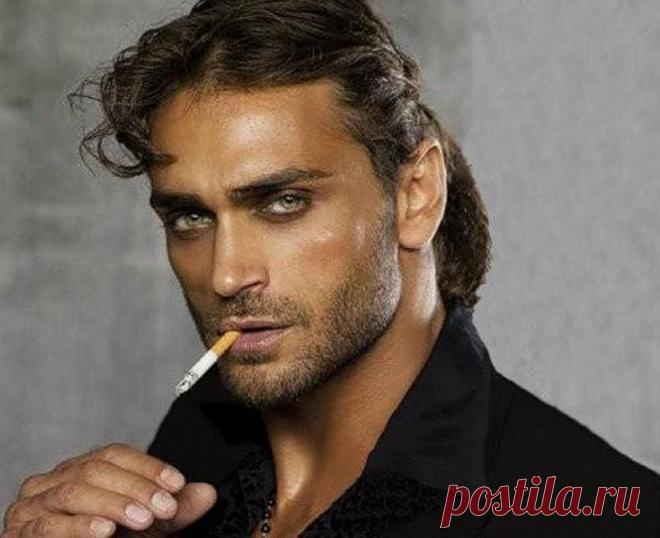 Эти правила Билл Гейтс озвучил в одно из школ США. Смысл этих правил в том, что реальная жизнь довольна сурова и порой жестока. Никто и ни что не будет дано просто так. 

Итак, 11 правил Билла Гейтса: 

Правило 1 
Жизнь несправедлива - привыкните к этому! 

Правило 2 
Миру наплевать на вашу самооценку. Жизнь будет требовать от Вас закончить дело ДО того, как Вы почувствуете себя уверенно 

Правило 3 
Вы не будет получать 60 000$ в год сразу после школы. Вы не станете вице-...