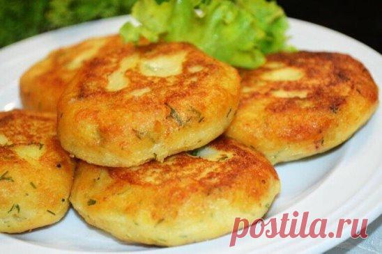 Прелестнейшие котлеты из картофеля, сыра и укропа с грибами
Продукты:
Картофельное пюре - 300-400 г
Сливочное масло - 20-30 г
Сыр твердый 150-200 г
Яйцо - 1 шт.
Укроп нарезанный - 2-3 стол. ложки
Сметана 3 стол. ложки
Мука
Шампиньоны - 100-200 г
Приготовление:
Я беру маринованные шампиньоны, с ними вкус более пиккантный.
Но можно взять и свежие, обжарить их с луком.
Приготовление:
Картофель отварить, слить воду, помять в пюре, добавить туда немного сливочного масла. Остудить.
Натереть сыр