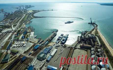 Беспилотники атаковали паром в порту Кавказ. Под удар попал порт, обеспечивающий паромную переправу через Керченский пролив, там же расположен грузовой терминал для перевалки экспортной нефти. Один человек погиб, несколько пострадали