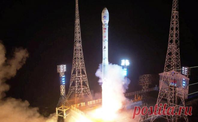 КНДР запустила баллистическую ракету в сторону Японского моря. Ракета упала в 250 км от исключительной зоны Японии, максимальная высота полета могла превысить 6 тыс. км. Ночью 17 декабря КНДР запустила еще одну ракету — малой дальности из Пхеньяна, она пролетела 570 км