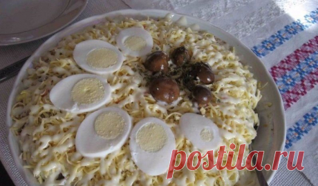 Любимый салат моей свекрови: Салат «Мельник» 

Вкусно! Сытно! Красиво!




ИНГРЕДИЕНТЫ:● Грибы маринованные — 300 г.● Морковь — 4 шт.● Сыр — 200 г.● Огурцы соленые — 2 шт.● Мясо (любое) — 300 г.● Яйца — 4 шт.● Майонез — 300 г.
ПРИГОТОВЛЕНИЕ:1. О…