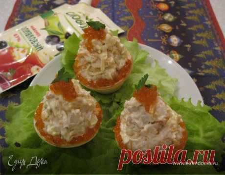 Рыбные пирожные. Ингредиенты: сайда филе, сыр, морковь Очень вкусные, полезные и красивые рыбные пирожные. Эффектно смотрятся на праздничном столе. Я их украшаю икрой горбуши и листочками петрушки. Приятного аппетита!