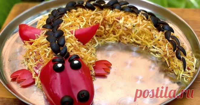 Символ 2024 года Деревянный Дракон. Украшением стола будет салат оформленный в виде дракона. В принципе, это может быть любой ваш любимый салат. Я предлагаю свой вариант. Это любимый салат моих детей, всегда готовлю минимум 2 порции.