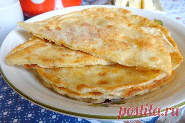 Домашние лепешки с сыром, чесноком и зеленью на сковороде