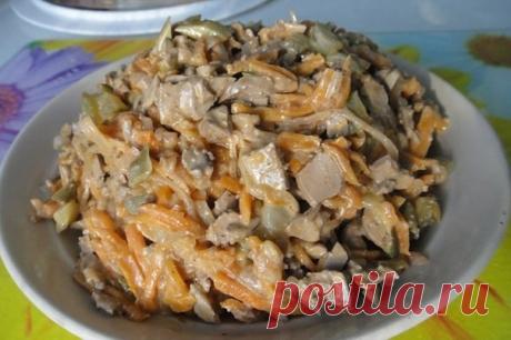 Салат "Диковинка"
Очень вкусный салат с отварной печенью.
В копилочку полезных советов

Ингредиенты:
- 500 г печени (вкуснее всего с куриной и индюшачьей),
- 5 маринованных огурцов,
- 2 головки репчатого лука,
- 2 моркови,
- 2 ст. ложки томатной пасты,
- соль, перец и специи по вкусу,
- зелень по вкусу,
- растительное масло.

Приготовление:
1. Отварить печень в подсоленной воде до готовности. Остудить и порезать небольшими кусочками или соломкой.
2. Морковь отварить в подс...