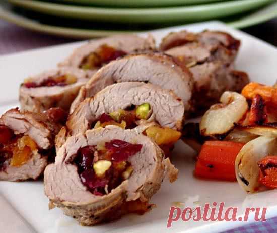 Запеченная свинина с абрикосами и фисташками.