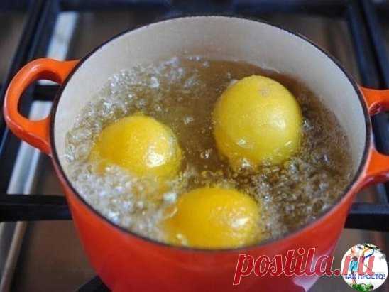 Сварите лимоны вечером и пейте жидкость, когда проснетесь…Вы будете потрясены результатами!
Чрезвычайно важно как Вы начинаете свой день. Пить теплую лимонную воду по утрам в последнее время популярный шаблон.
Но, это еще не «выжимаете» все свойства лимона, которые можно использовать. Употребляя теплую лимонную воду, Вы не позволяете использовать все супер питательные вещества мякоти и кожуры. Проваривая весь лимон, не выдавливая только сок, Вы сможете получить все питательные вещества, кот