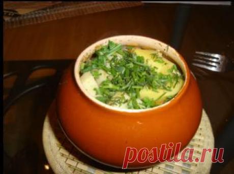 ГОТОВИМ В ГОРШОЧКАХ
10 РЕЦЕПТОВ

1.Жаркое из курицы по-русски

Ингредиенты:
Курица весом примерно 1 кг, 400г репчатого лука, 50г изюма, 50г ядер грецкого ореха, 50г свежих грибов, 15г сливочного масла, свежая зелень, соль, молотый черный перец.
Для соуса: 25г муки высшего сорта, 400г сметаны, 25г сливочного масла.

Приготовление:
Тушку промыть, обсушить, разрубить на 8 кусков, посолить, поперчить, обжарить до полуготовности. Лук нашинковать полукольцами и обжарить до золот...