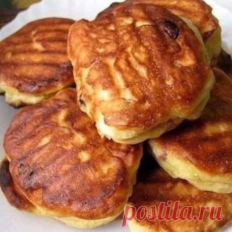 ​Оладьи из творога с изюмом