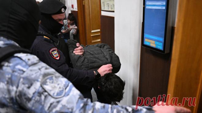 Суд продлил арест пособникам напавших на "Крокус" террористов. Басманный суд Москвы продлил арест четверым обвиняемым в причастности к нападению на концертный зал "Крокус Сити Холл" до 22 августа. Об этом сообщает ТАСС. Суд удовлетворил ходатайства следствия в отношении Назримада Лутфуллои, ...