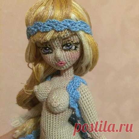 Она чудесная)😍.. Платье вяжу , девочки.. Бесстыдство прикроется. И вся одежда будет съемная. И крылышки есть на магните. Эта красавица будет на лотерейку.🍀 Не хочу оставлять её босоногой , жду бисер для туфелек и проволоку 0,3мм.. Если вбила в голову , что сделаю ей такие туфельки- буду ждать)) Если ждёте, ставьте Лайк , чтобы не пропустить в ленте ❤️