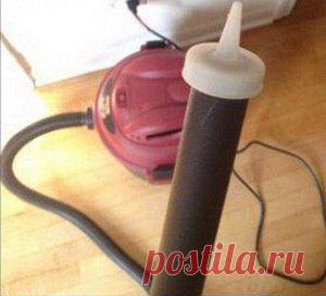 Используйте крышку от бутылочки из-под кетчупа как насадку для пылесоса, чтобы почистить компьютерную клавиатуру, микрофон телефона и другие мелочи.