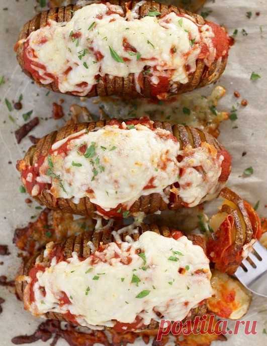 ​Картошка-гармошка с пепперони Ингредиенты:Картошка крупная — 4 шт.Растительное масло — 1 ст. л.
Соль — по вкусу Сухие специи — по вкусу Пепперони, нарезать ломтиками — 150–200 г Томатный соус — 1,5 стак. Моцарелла — 120 гПриготовление:1. Вымойте картофель,...