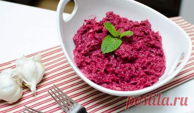 Эти салаты избавляют от закупорки кровеносных сосудов и нормализуют мозговую деятельность! - медиаплатформа МирТесен Салаты из сырой свеклы достаточно многогранны. Их рецептуры не предусматривают точного выполнения приложенной инструкции. При желании один из ингредиентов можно вообще убрать, либо заменить на другой. Только в этом случае надо понимать, что сам вкус салата изменится. К примеру, если заменить в