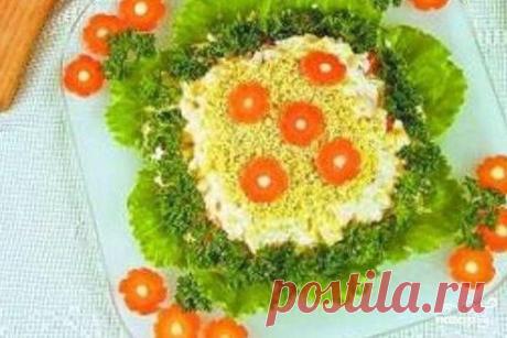 &quot;Мимоза&quot;  
https://povar.ru/recipes/mimoza_salat-3354.html

&quot;Мимоза&quot; салат - кулинарный рецепт на Повар.ру
Рецепт приготовления знаменитого русского салата с лососем и зеленью. Мимоза салат праздничный был популярен в СССР и остается таким же в современной России.