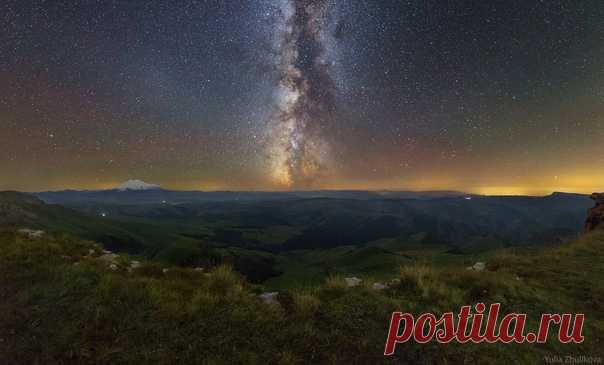 «Ночь на плато Бермамыт» В кадре Юлии Жуликовой (nat-geo.ru/community/user/209553) великолепный Эльбрус, зеленые долины и ряд оптических явлений в небе – сможете найти их все? Ответ – под фото в профиле Юлии 🌠 Сказочных снов!