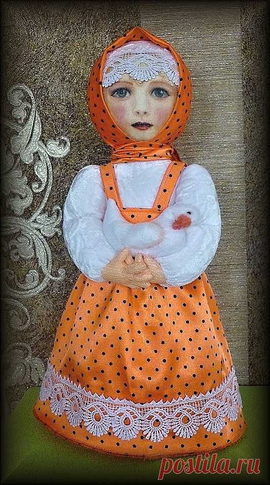 Алёна, мягкая, текстильная кукла на конусе. Личико нарисовано пастелью, акриловыми красками и покрыто лаком. Алёна сделана в образе сельской девочки, которой приходится рано вставать и кормить птицу. На руках у Алёны любимая белая уточка, с которой она всегда разговаривает, как с подружкой. Рост 37 см.