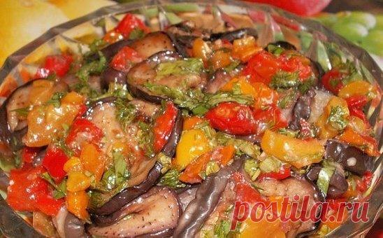 БАКЛАЖАНЫ С ПЕРЦЕМ НА ЗИМУ! ВСЕ БЕЗ УМА ОТ НИХ !
БАБУШКИН РЕЦЕПТ! ЯЗЫК ОТКУСИШЬ!
ИНГРЕДИЕНТЫ:
Баклажан- 2 килограмма
Томатная паста- 800 граммов
Чеснок- 150 граммов
Масло растительное (подсолнечное)- 1 стакан
Сахар- 2 стакана
Уксус 9%- 2 столовые ложки
Соль- 2 столовые ложки
Перец болгарский- 12 штук
Петрушка (зелень)- по вкусу
РЕЦЕПТ ПРИГОТОВЛЕНИЯ:
Делаем томатный сок из концентрированной томатной пасты. Для этого разбавляем 800 г пасты водой до получения 3 л сока. Добавляем в полученный сок