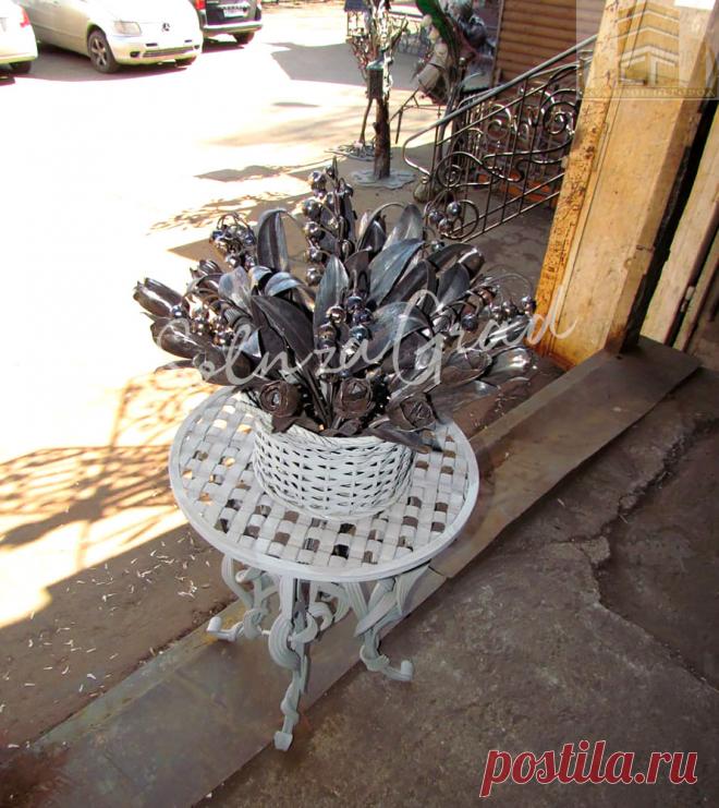 кованая корзина с цветами