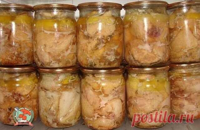 Ингредиенты: 
-Курица- 2000 граммов 
-Перец черный горошек- 20 штук 
-Соль- 20 граммов 
-Лавровый лист- 4 штуки 
С мяса курицы снимаем кожу, и, отделаем мяско от костей, укладываем в кастрюльку, солим, перчим, Ставим  минут на 40 в холодильник Укладываем по 10 перчинок горошком и по 2 лавровых листочка на дно каждой стерильной баночки. В банки  мясо, не нужно их "набивать" плотно.  Банки ставить в холодную духовку  на 150 С на 4,5  часа. Отключите духовку и через 30 мин. закатать.