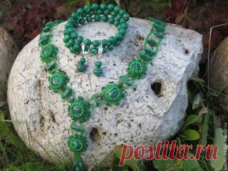 Комплект &quot;Пистимея&quot;
Бисер, малахит, металлофурнитура под серебро.