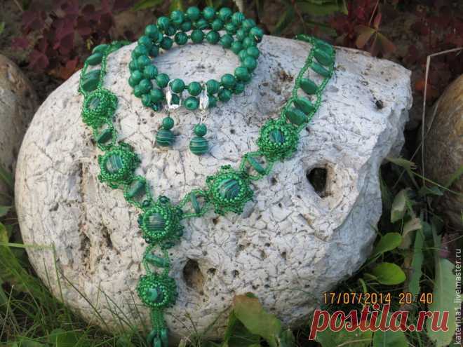 Комплект "Пистимея"
Бисер, малахит, металлофурнитура под серебро.