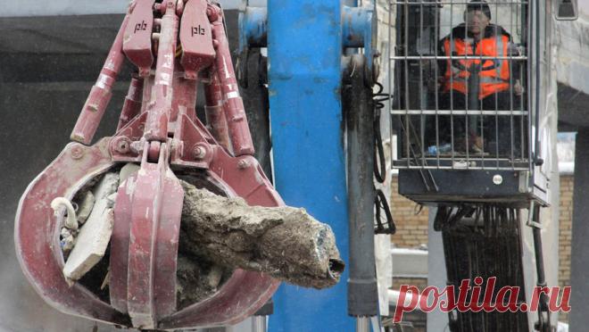 В Перми разобрали завалы в пятиэтажке, где обрушились перекрытия. Городские службы Перми завершили работы по разбору завалов в жилом доме, где обрушились перекрытия. Об этом сообщил глава города Эдуард Соснин в своем Telegram-канале. "Управляющая компания начала работу по восстановлению инженерных ...
