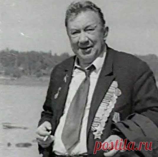 Одна из немногих фотографий заслуженного артиста РСФСР и кавалера ордена Красной Звезды Алексея Смирнова с наградами.
