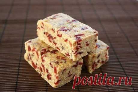 Кокосово-овсяные батончики с клюквой

ИНГРЕДИЕНТЫ:
клюква сушеная 100 г
масло кокосовое 50 мл
овсяные хлопья 2 стакана
мед 6 ст.л.
кокосовая стружка 4 ст.л.
миндаль 2 ст.л.
соль
Овсяные хлопья
ПРИГОТОВЛЕНИЕ:
1 Измельчить половину хлопьев быстрого приготовления блендером, перемешать с дробленым миндалем, стружкой кокоса, всыпать остальные хлопья и сушеную клюкву, перемешать. Растопить в сотейнике масло кокоса и мед, залить смесь из хлопьев, тщательно перемешать.
2 Заполнить...