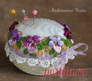 Игольницы с вышивкой лентами. Идеи
Но по-моему, это не просто игольницы...Это произведение искусства!)