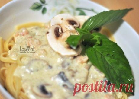 ПАСТА С ШАМПИНЬОНАМИ И КРЕВЕТКАМИ ПОД СЛИВОЧНЫМ СОУСОМ С БАЗИЛИКОМ.