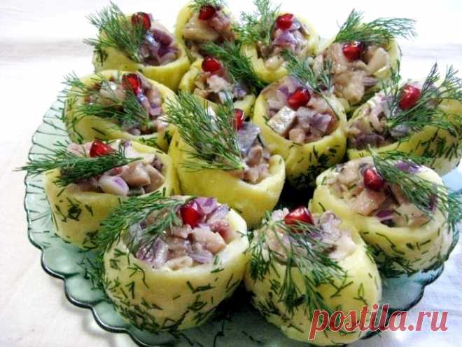 Праздничная закуска - картофель, фаршированный селёдкой