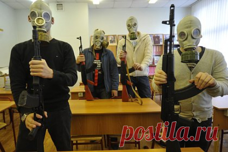 Российский семиклассник в противогазе ранил одноклассницу из арбалета. В Петербурге семиклассник в противогазе ранил одноклассницу из игрушечного арбалета. Пострадавшую госпитализировали с травмой глаза. Ее состояние оценивается как средней тяжести. Самого школьника передали психологам. У него забрали арбалет с тремя стрелами и противогаз.