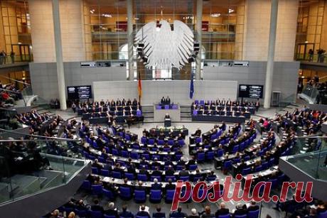 В Германии пожаловались на российскую разведку. На фоне конфликта на Украине Кремль усилил деятельность Службы внешней разведки (СВР) на территории Германии, сообщается в отчете Федерального ведомства по охране конституции ФРГ. в немецкой контрразведке указали, что с началом украинского кризиса Москва усилила роль разведчиков-нелегалов.