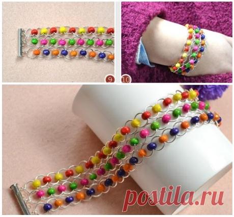 Браслет из соединительных колечек и бусин