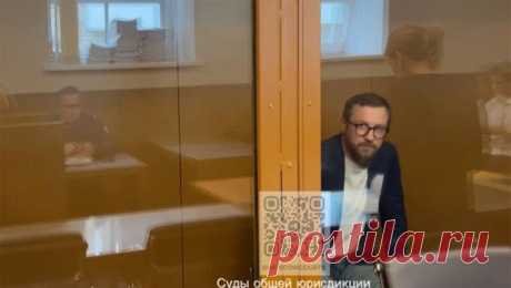 Судья начал рассматривать материалы о мере пресечения хирургам клиники Хайдарова. В Замоскворецкий районный суд города Москвы поступили материалы об избрании меры пресечения врачам-хирургам столичной клиники &quot;Ай Кью Платик&quot;. Об этом сообщили в пресс-службе На скамье подсудимых оказались Илья Елагин и ...