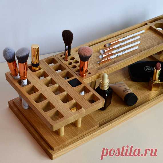 makeup tray / brush organizer / stationery organizer / jewelry organizer / makeup container / personalized makeup / makeup station / girls Ladies have always sought for perfection. It is essential to look fabulous and attractive. Every day, women spend a couple of hours for their morning makeup. This time needs to be spent with maximum efficiency and comfort.  With different spaces of different sizes, you are able to place